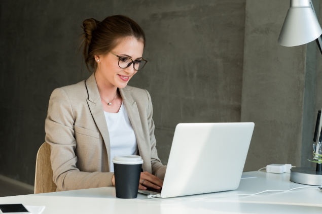 Mulher trabalhando no notebook