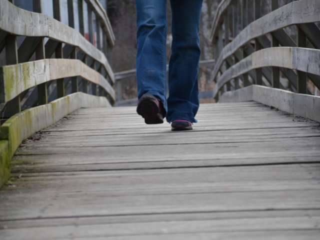 Pessoa andando em ponte