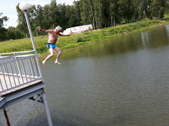 Homem idoso pulando de ponte