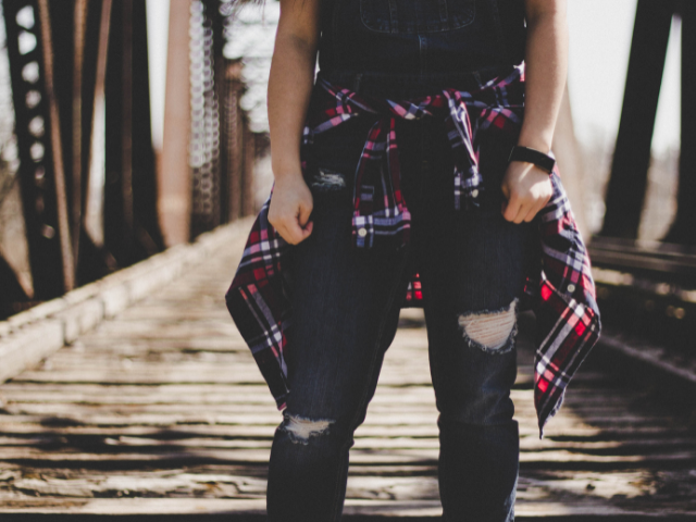 Pessoa parada em ponte