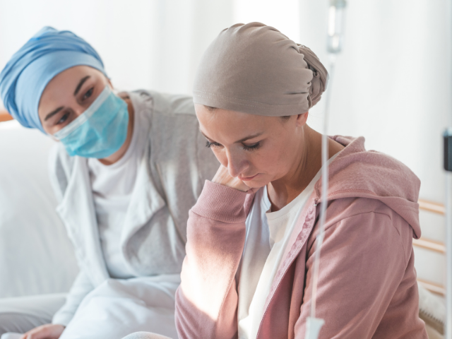 Prima em leito de hospital com médica ao lado