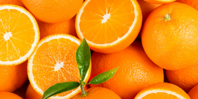 Laranjas cortadas ao meio.