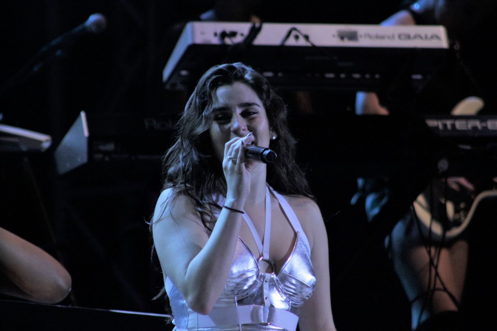 Cantora Lauren Jauregui em uma apresentação do grupo Fifth Harmony