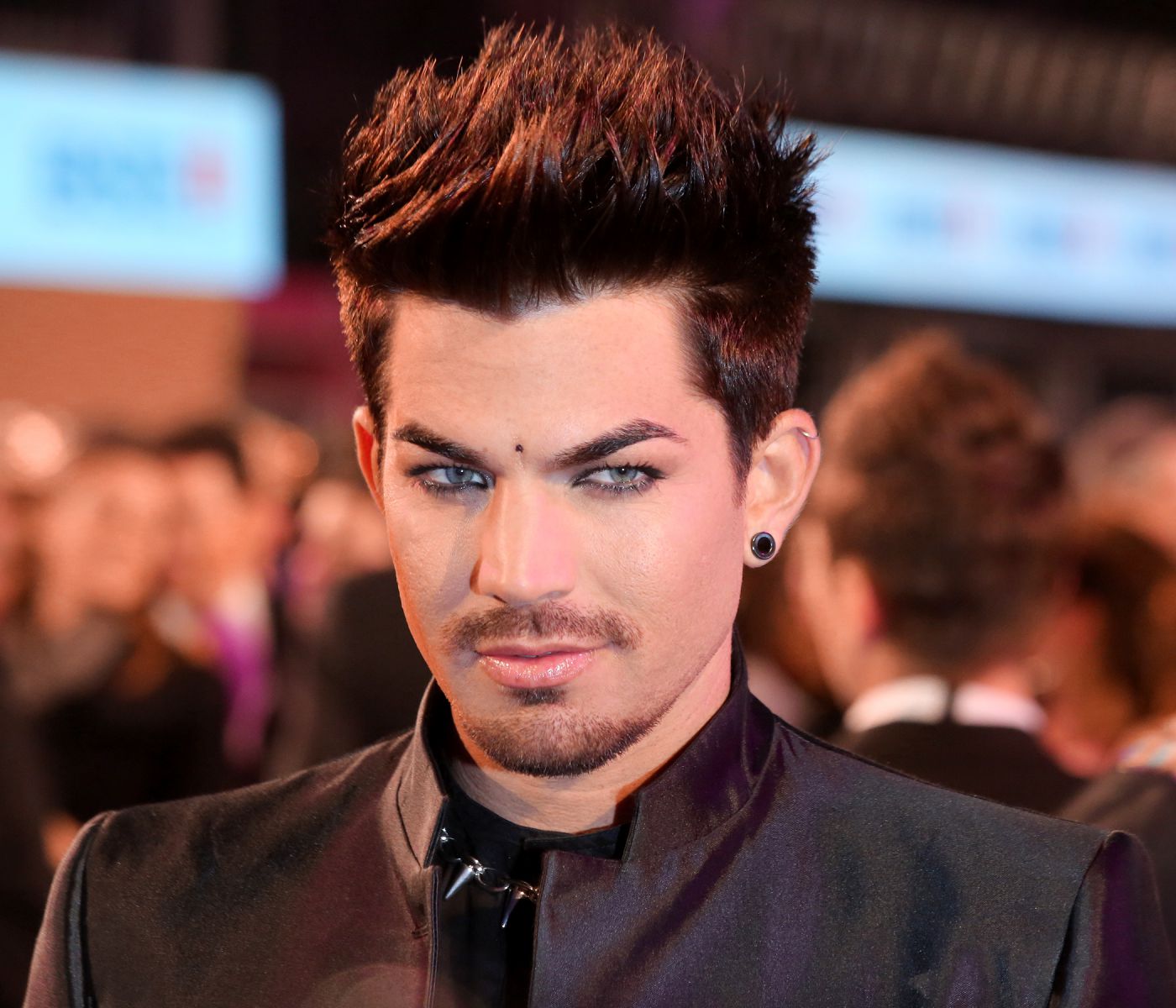 Adam Lambert olhando para o lado esquerdo durante premiação