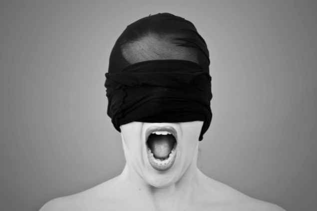 Mulher gritando com rosto de angústia. 