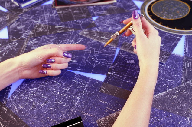 Pessoa mexendo em um Mapa Astral
