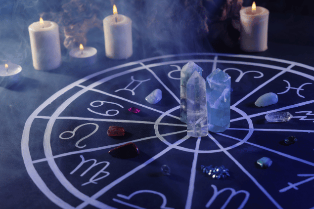 Um cristal em cima de um mapa astral