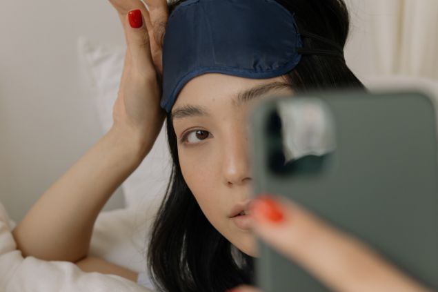 Menina tirando foto.