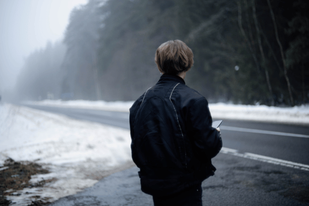 Menino olhando estrada