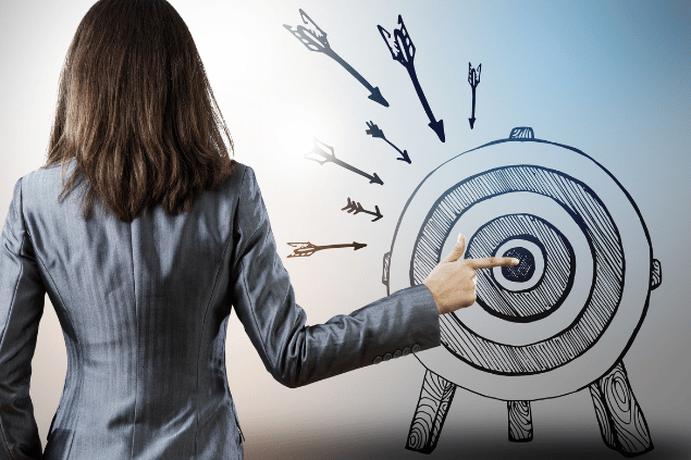 Mulher indicando para flechas o centro do arco. 