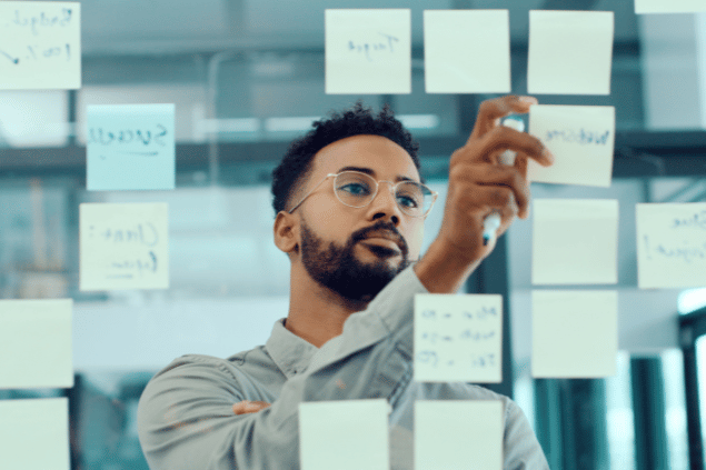 Homem organizando suas metas de longo prazo. 