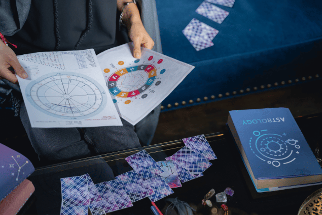 Pessoa mexendo em mapas atrais