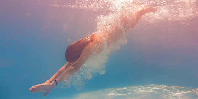 Mulher mergulhando.