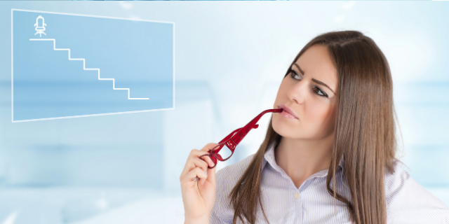 Mulher com haste de óculos entre os lábios. Ela encara um desenho de degraus e cadeira de escritório, representativo de crescimento profissional.