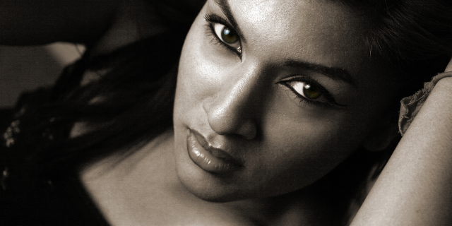 Mulher deitada sobre o próprio braço.