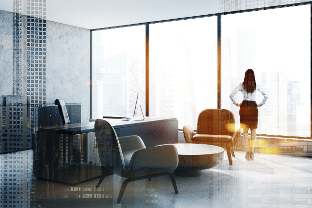 Mulher CEO olhando pela janela de seu ambiente profissional