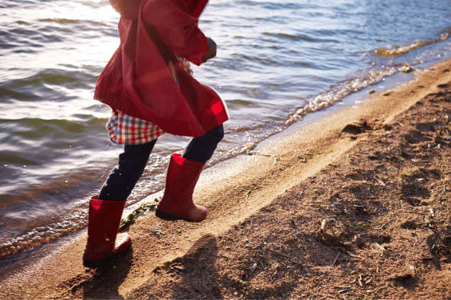 Mulher fugindo na praia.