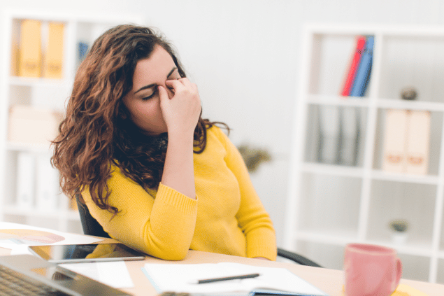 Mulher preocupada com a mão entre os olhos