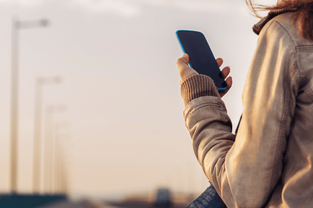 Mulher seguindo sonhos