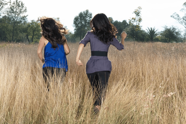 Mulher fugindo de uma desconhecida.