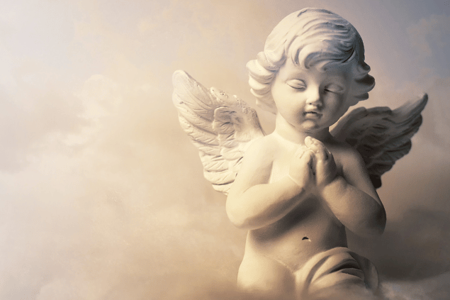 Anjo da guarda em uma nuvem, no céu. 