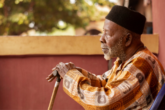 Idoso sentado na varanda