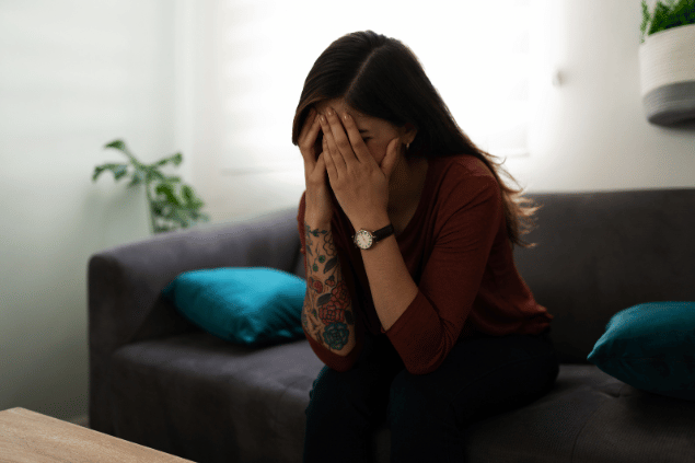 Mulher jovem se sentindo sobrecarregada com seus problemas. 