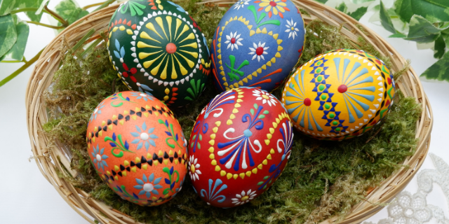 Ovos decorados em cesta.