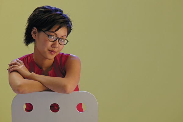 Mulher sentada em cadeira