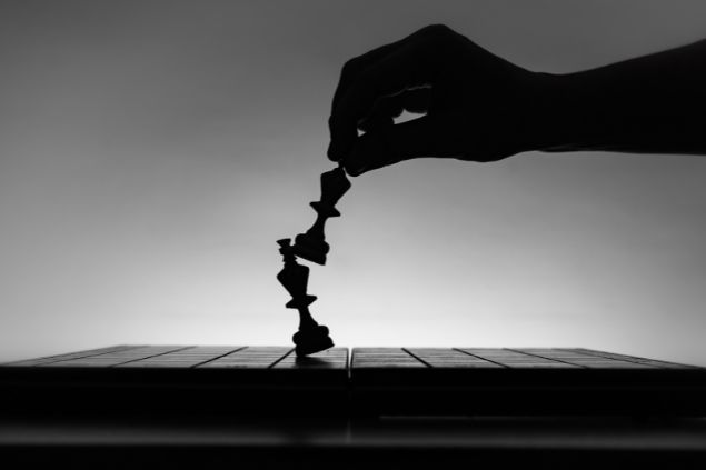 Pessoa jogando xadrez.