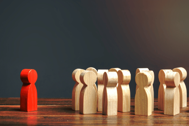 Bonequinhos representando sentimento de rejeição. O boneco de cor vermelha é excluído do restante. 