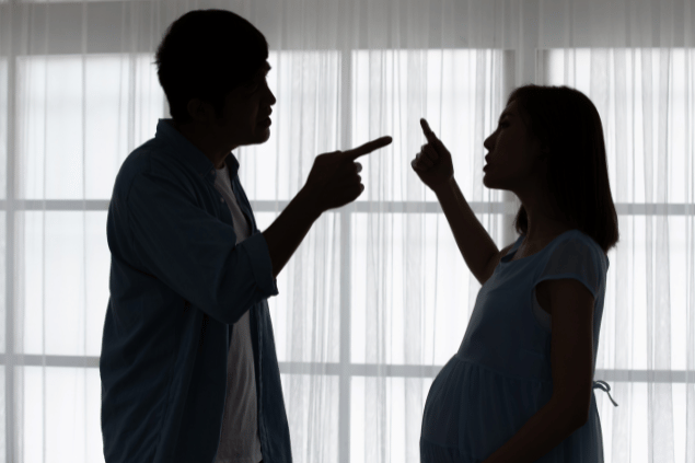 Silhueta de casal discutindo. 
