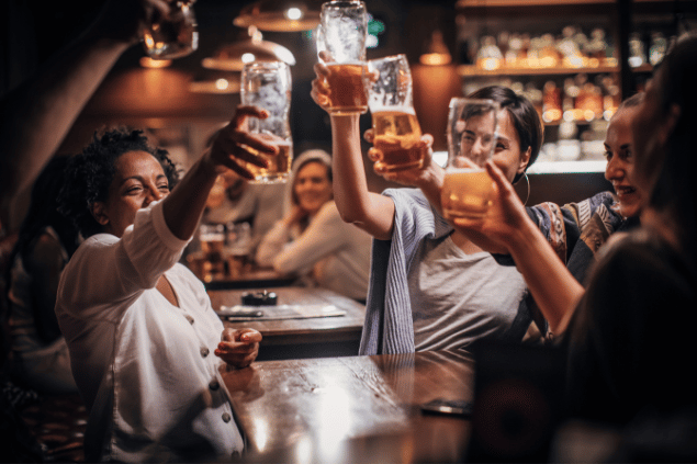 Grupo de amigas se divertindo brindando com cerveja. 