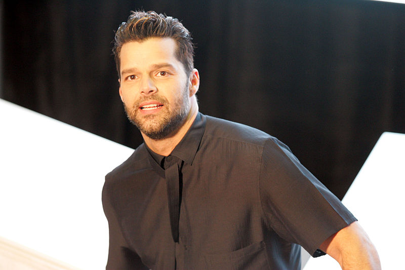 Ricky Martin de terno sentado durante um evento na Austrália em 2014