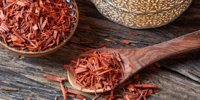 Madeira de sândalo em recipiente e, ao lado, sobre colher.
