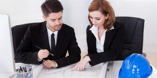 Homem e mulher trabalham em projeto.