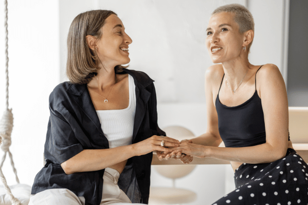 RossHelen / Canva Pro Namoradas conversando felizes.