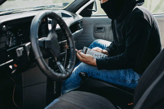 Ladrão dentro de um carro roubado tentando ligá-lo. 