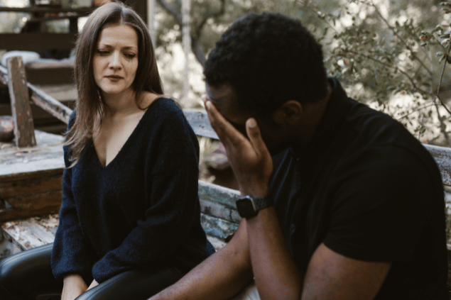 RDNE Stock project / Pexels Casal triste após término. Mulher está com seu rosto de rímel por causa das lágrimas, enquanto olha para seu ex-ficante.