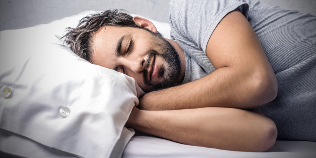 Homem dormindo.