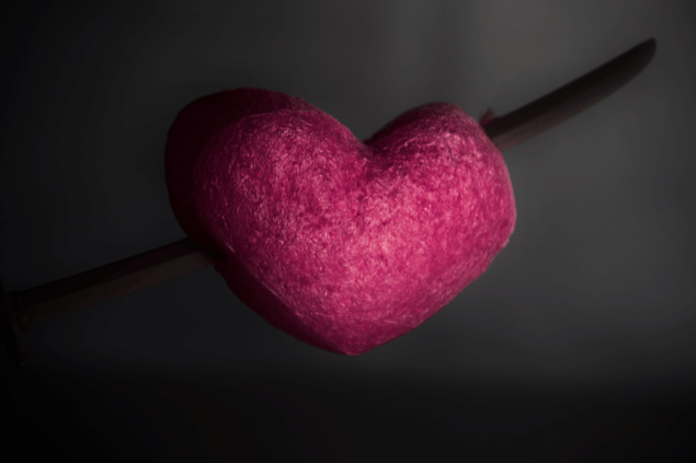 Coração com uma faca atravessada