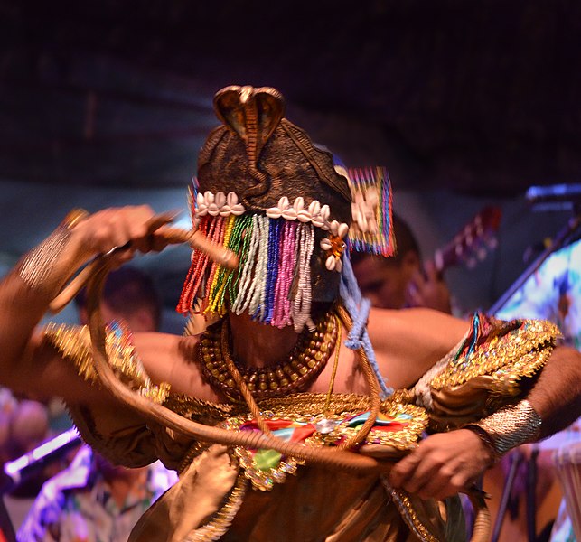 Pessoa incorporando Oxumaré 