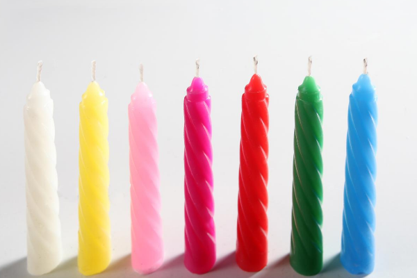 Canva | Getty Images Velas coloridas enfileiradas