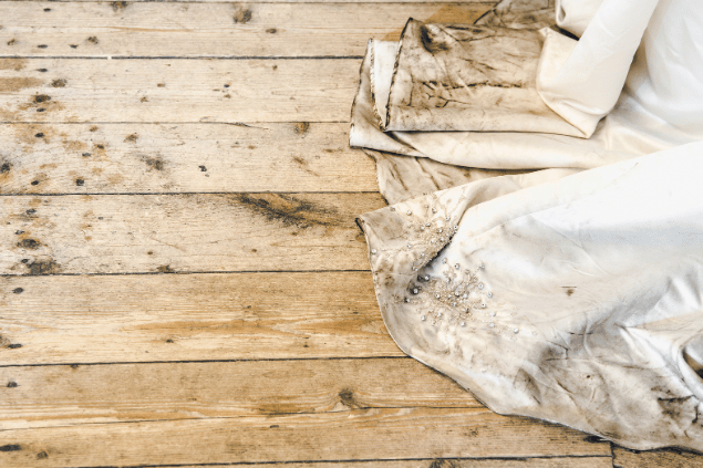 Vestido de noiva arruinado e sujo. 