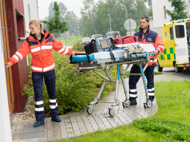 Bombeiros levando corpo para ambulância