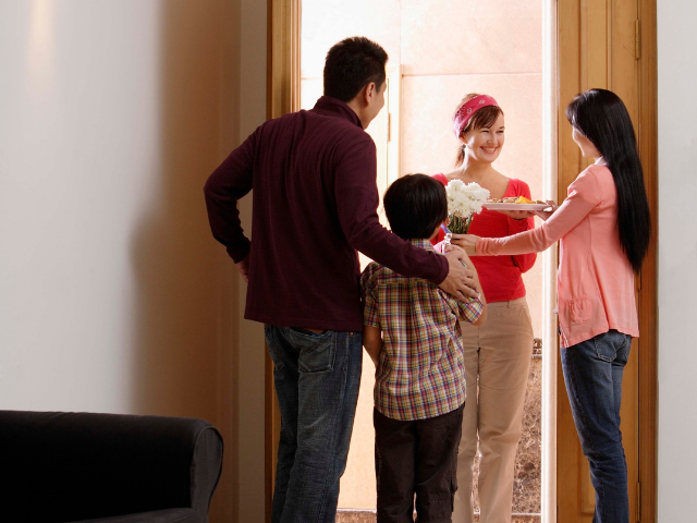 Família conhecendo nova vizinha