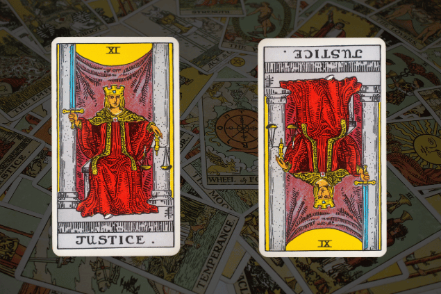 Montagem com a carta A Justiça do Tarot na posição normal e outra carta A Justiça na posição invertida. Ao fundo, há várias cartas de Tarot.
