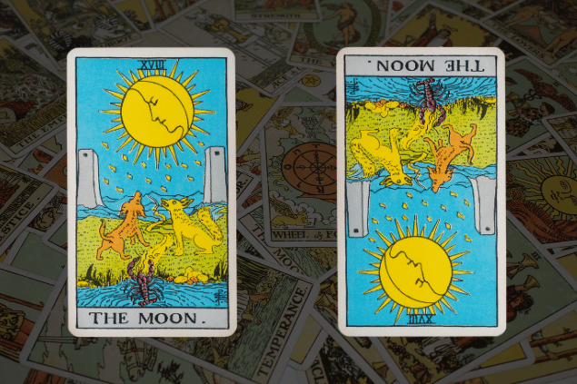 Montagem com a carta A Lua do Tarot na posição normal e outra carta A Lua na posição invertida. Ao fundo, há várias cartas de Tarot.