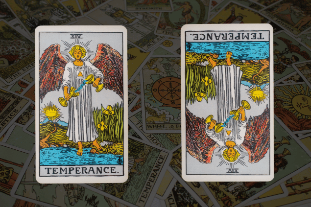 Montagem com a carta A Temperança do Tarot na posição normal e outra carta A Temperança na posição invertida. Ao fundo, há várias cartas de Tarot.