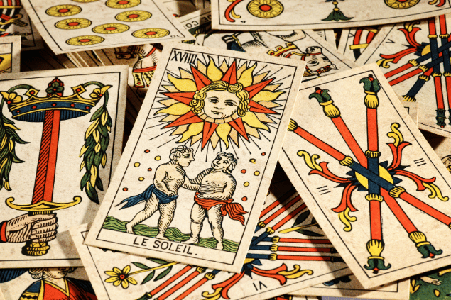 Várias cartas de Tarot estão espalhadas sobre uma superfície.